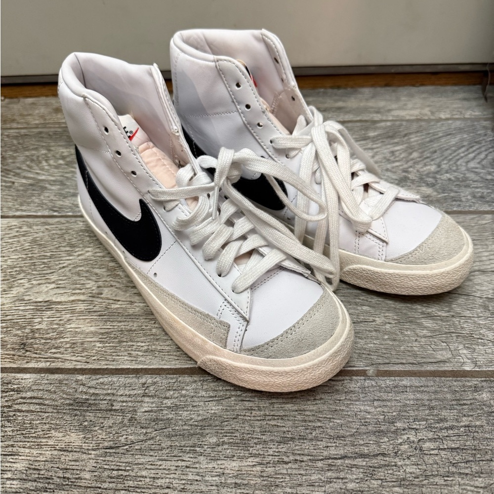 Nike Women's White and Black Sneakers